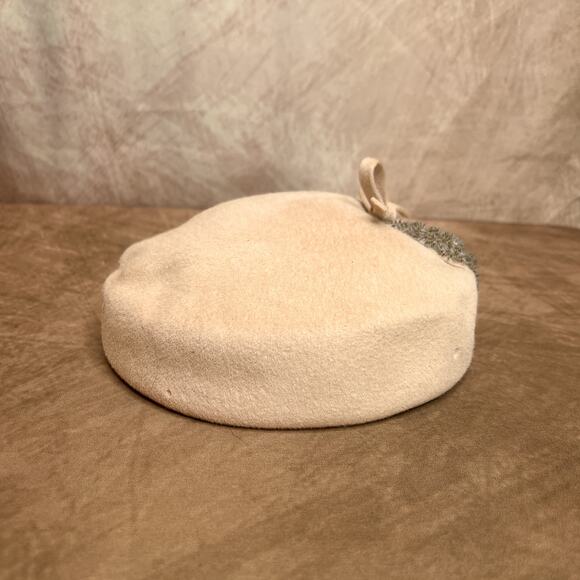 Vintage 40s Glamour Felts Tan Wool Round Pill Box Hat Beaded Bow Old Hollywood - Picture 6 of 8